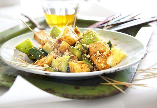 Rojak-Salat mit Gemüse und Früchten aus Malaysia auf weißem Teller auf Tablett — Stockfoto