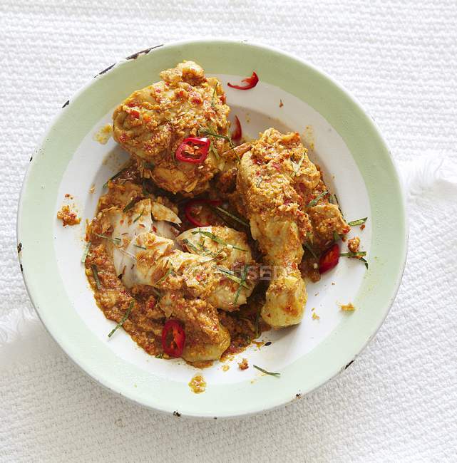 Capitán de pollo - pollo al curry en el plato sobre tela - foto de stock