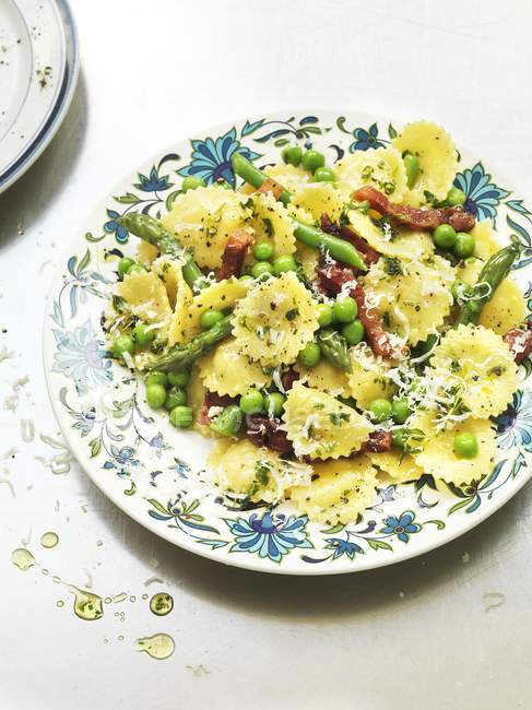 Pasta with peas and pancetta — Stock Photo
