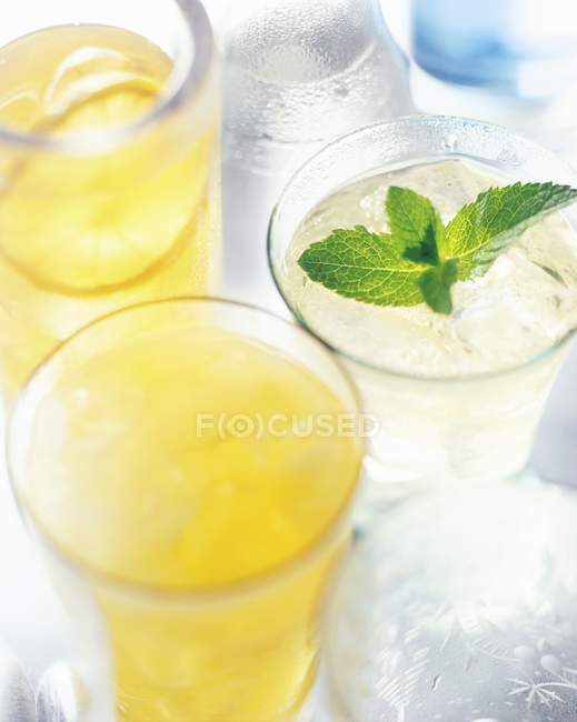 Summer cocktails with lemon — Stock Photo