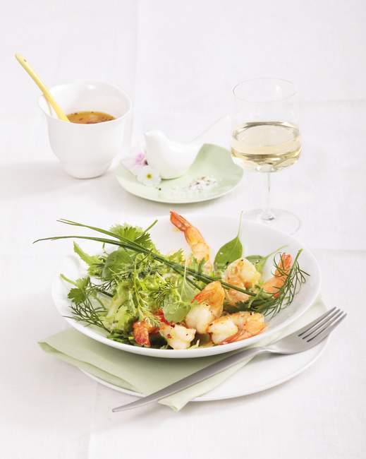 Herbal salad with prawns — Stock Photo