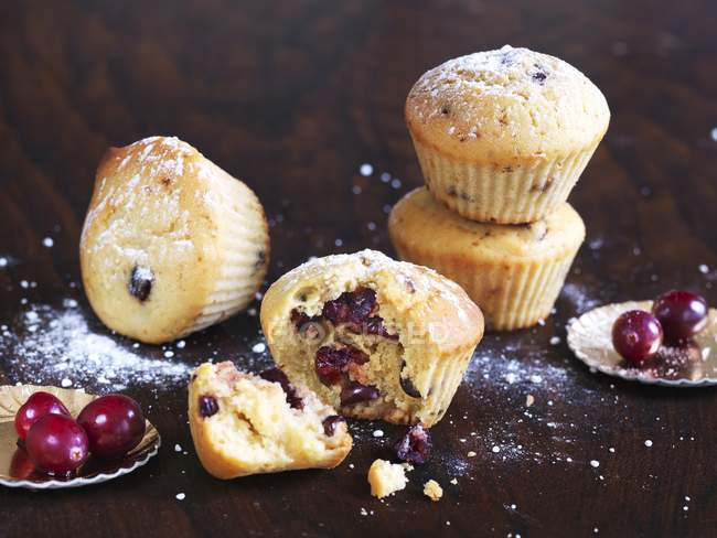 Cranberry muffins with icing sugar — Stock Photo