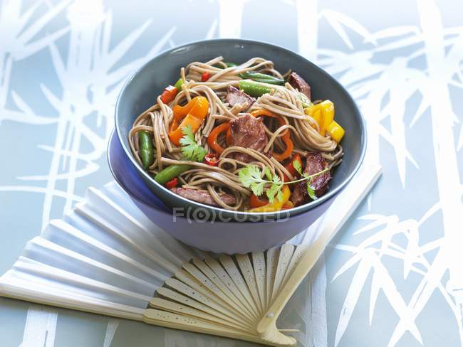 Soba noodles with beef and vegetables — Stock Photo
