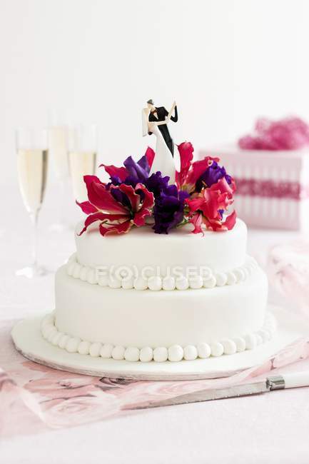 Торт с танцующей невестой и женихом — стоковое фото