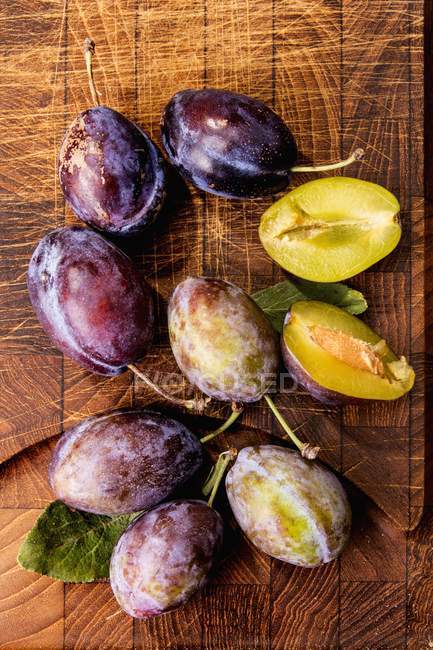 Fresh ripe plums — Stock Photo