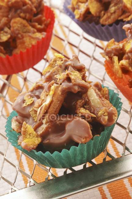 Pasteles de chocolate con copos de maíz - foto de stock