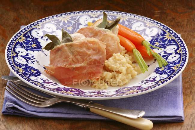 Saltimbocca de frango com arroz — Fotografia de Stock