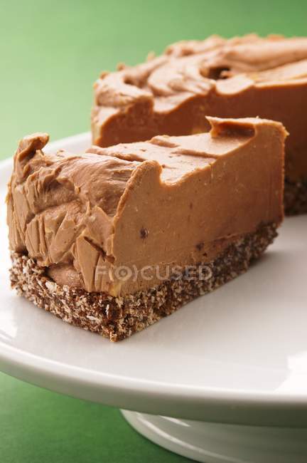 Pastel de queso con mantequilla de chocolate y cacahuete - foto de stock