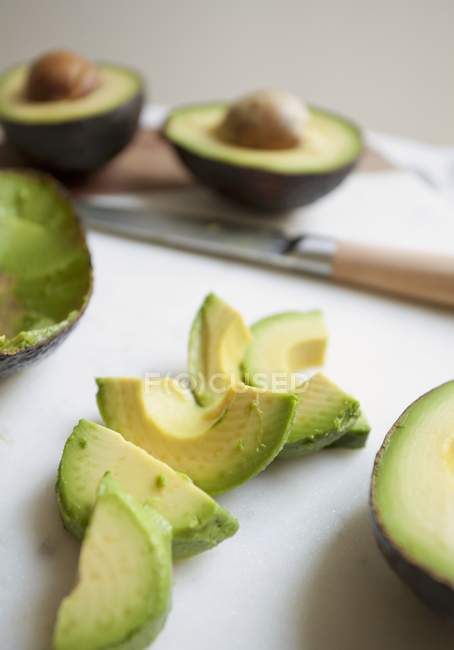 Свіжі скибочками авокадо — стокове фото