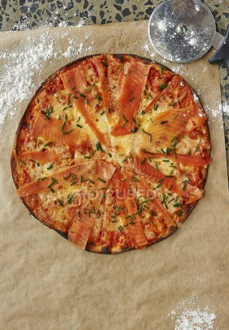 Pizza de salmón al horno - foto de stock