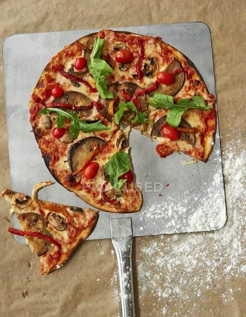 Pizza vegetal con tomates - foto de stock