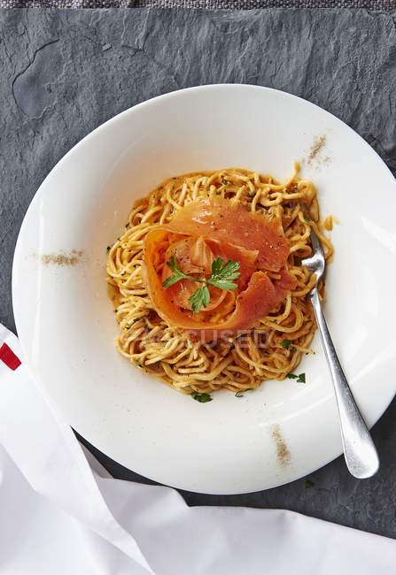 Tagliolini pasta with smoked salmon — Stock Photo