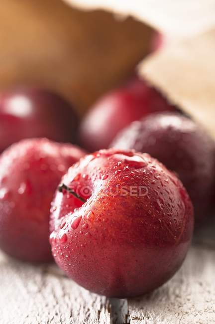 Prunes rouges fraîchement lavées — Photo de stock