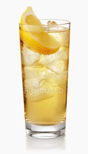 Nahaufnahme von London Buck Cocktail mit Gin, Eiswürfeln und Zitrone — Stockfoto