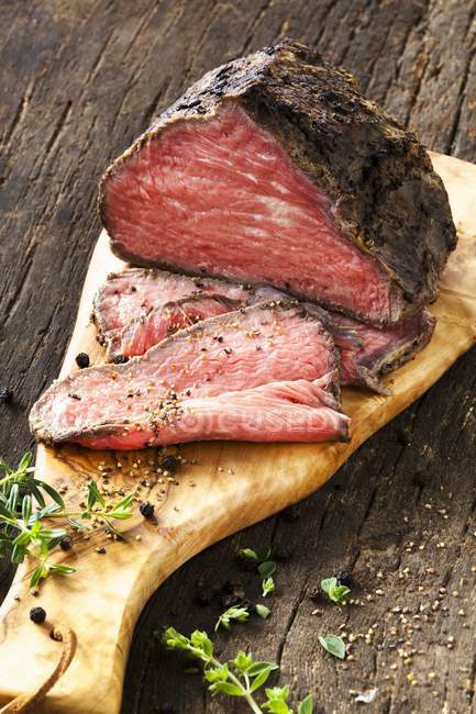 Sliced roasted beef — Stock Photo