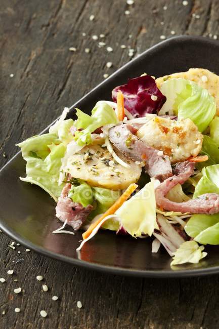 Salat mit Scheibenbrot — Stockfoto