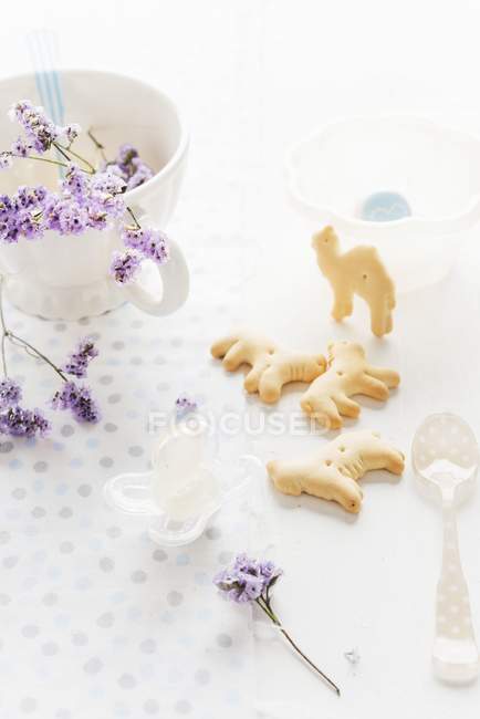Bébé craquelins animaux sur la table — Photo de stock