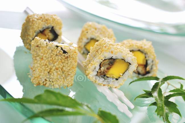 Sushi Maki com sementes de gergelim — Fotografia de Stock