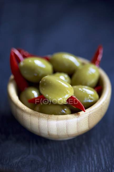 Оливки, фаршировані перцем чилі — стокове фото