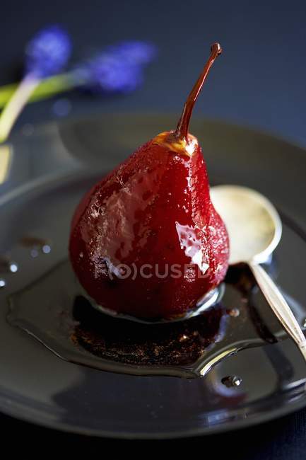Крупним планом вигляд пашотної груші в червоному вині — стокове фото