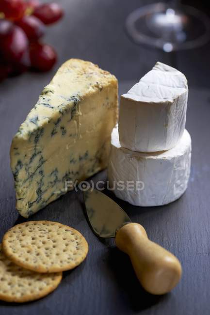 Cracker e coltello formaggio — Foto stock