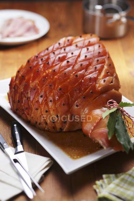Roast ham studded with cloves — Stock Photo