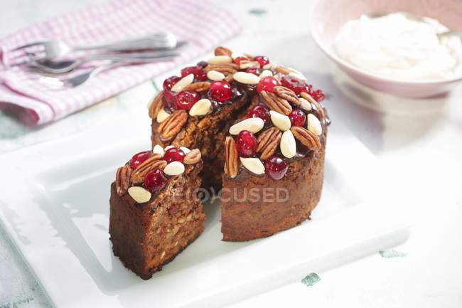 Gâteau aux noix et cerises glacées — Photo de stock