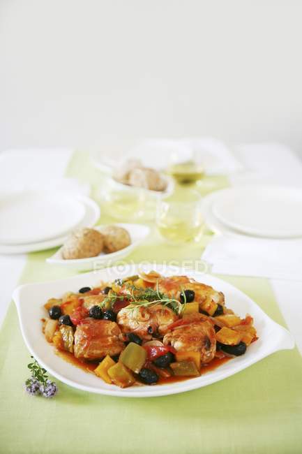 Gebratenes Paprika-Huhn mit schwarzen Oliven — Stockfoto