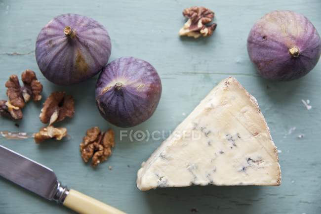 Stilton with walnuts and figs — Stock Photo