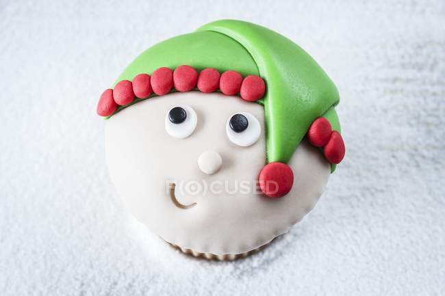 Natal elfo rosto no cupcake — Fotografia de Stock