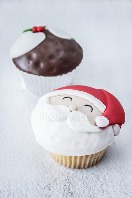 Zwei weihnachtlich dekorierte Cupcakes — Stockfoto