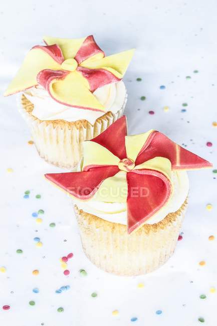 Orange and lemon pinwheel cupcakes — Stock Photo