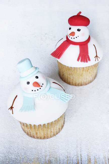 Peppermint snowman cupcakes — Stock Photo