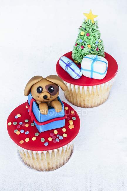 Zwei weihnachtliche Cupcakes — Stockfoto