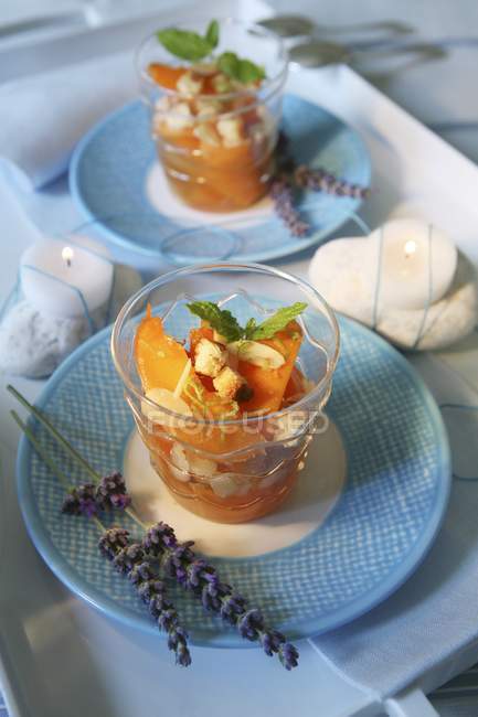 Nahaufnahme von Pfirsichen mit gerösteten Mandeln, Keksen und Minzblättern — Stockfoto