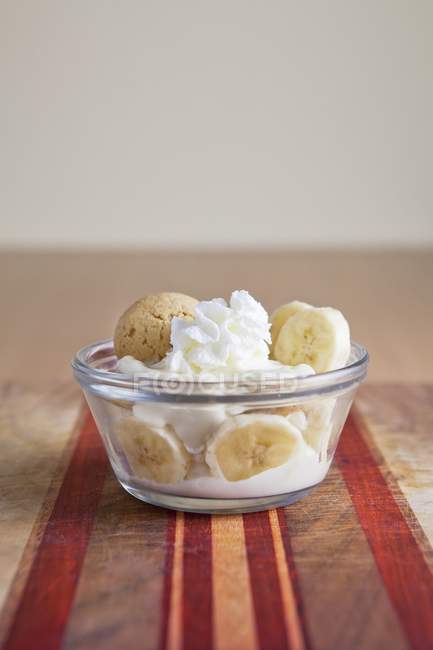 Banana pudding with cream — Stock Photo