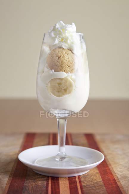 Banana pudding with cream — Stock Photo
