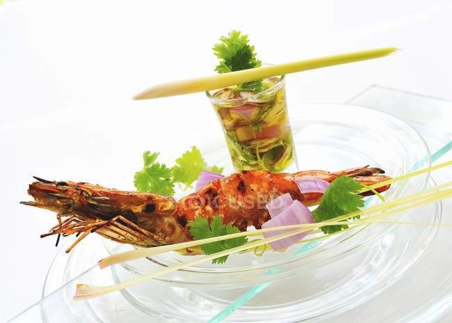 Gegrillte Garnelen mit Gemüsedip auf Glasplatte auf weißem Hintergrund — Stockfoto