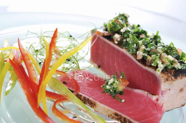 Flash-fried tuna fish with chopped herbs — Stock Photo