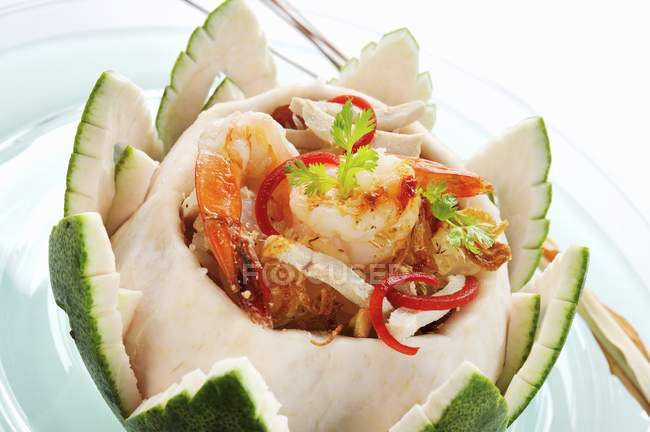 Крупним планом салат з морепродуктів у грейпфрутовій мисці — стокове фото