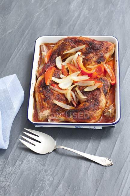Roasted chicken legs with peppers and onions — Stock Photo