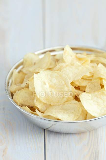 Kartoffelchips mit Salz — Stockfoto