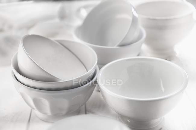 Крупный план белых керамических чаш — стоковое фото