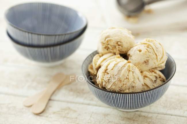 Balls of rhubarb crumble ice cream — Stock Photo