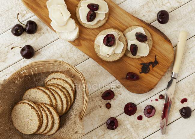 Oat cakes with goat cheese — Stock Photo