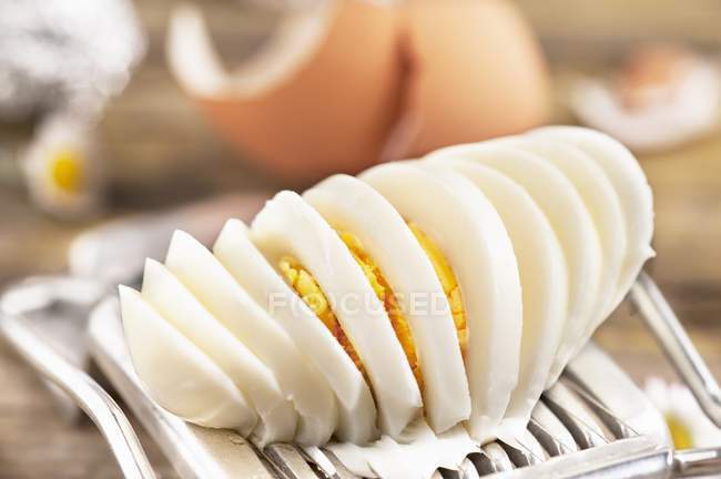 Huevo cocido en rodajas - foto de stock
