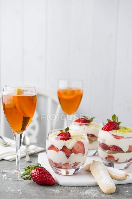 Strawberry tiramisu and orange cocktails — Stock Photo