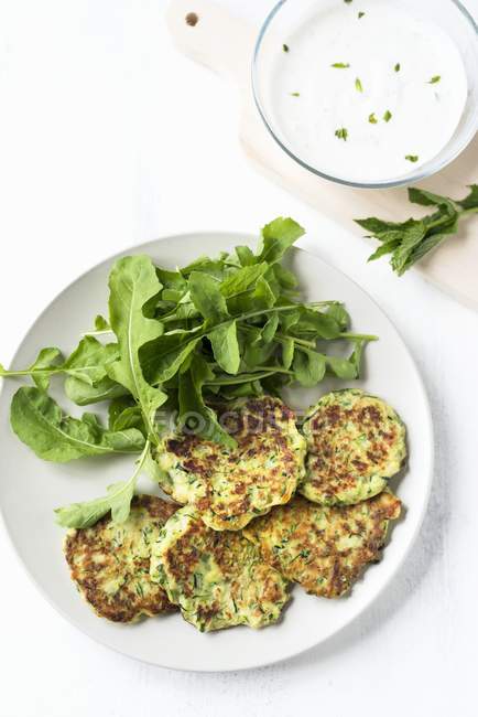 Courgette cakes with a rocket salad — Stock Photo