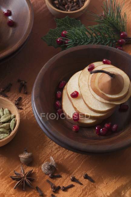 Una disposizione autunnale con pere e spezie su piastra marrone su superficie in legno — Foto stock