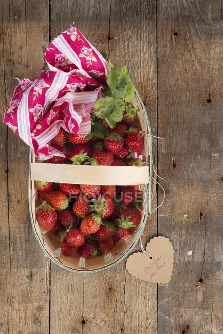 Erdbeeren im Holzkorb — Stockfoto